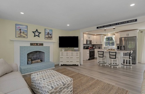 South Chatham Casa | 🐶 Dog Friendly Fenced in Yard! 3/2 🏠 1.1 mi to 🏝 WIFI - perfect fall rental!