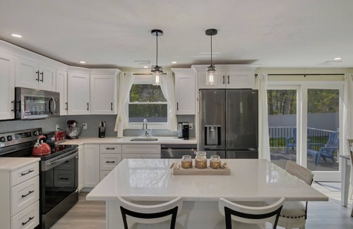 South Chatham Casa | 🐶 Dog Friendly Fenced in Yard! 3/2 🏠 1.1 mi to 🏝 WIFI - perfect fall rental!