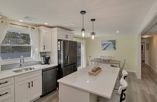 South Chatham Casa | 🐶 Dog Friendly Fenced in Yard! 3/2 🏠 1.1 mi to 🏝 WIFI - perfect fall rental!