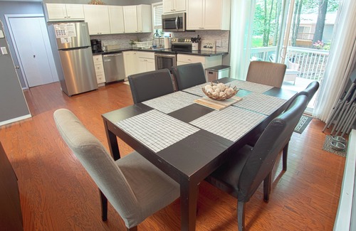 Tobyhanna Chalet De Esquí | Dog Friendly, Fire Pit, Yard, Screened-in lounge, Game Table