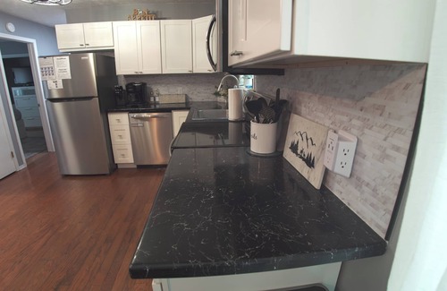 Tobyhanna Chalet De Esquí | Dog Friendly, Fire Pit, Yard, Screened-in lounge, Game Table