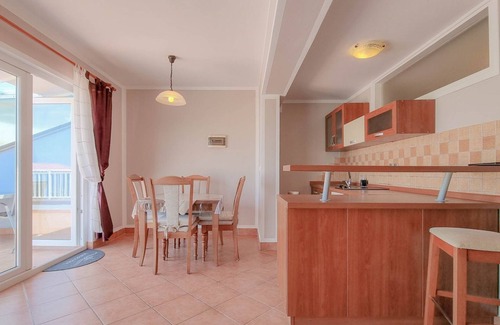 Crveni Vrh Apartamento | Piso apto para perros a 50 metros de la playa con impresionantes vistas al mar, lavadora, barbacoa