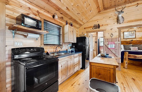 Fredericksburg Cabina | Dog-friendly gem on 11 acres w/valley views, deck, gas grill, fireplace, hot tub