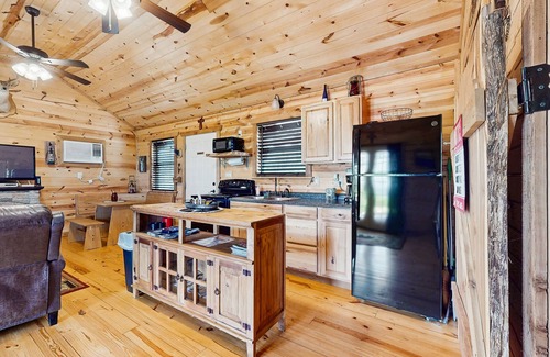 Fredericksburg Cabina | Dog-friendly gem on 11 acres w/valley views, deck, gas grill, fireplace, hot tub