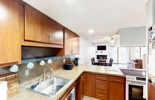 Avoca Casa | Dog-friendly golf-view townhouse pool, fireplace, golf on-site, pickleball, gym