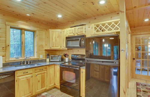 Greenwood Cabina | Dog-Friendly Greenwood Cabin < 1 Mi to Mt Abram!
