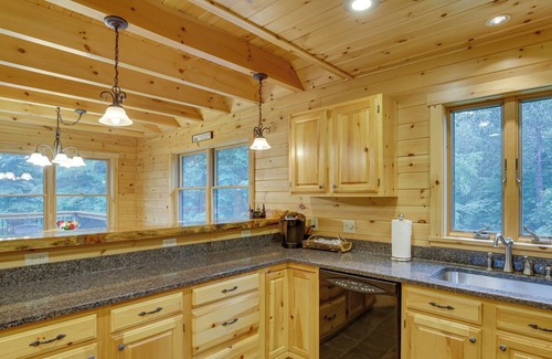 Greenwood Cabina | Dog-Friendly Greenwood Cabin < 1 Mi to Mt Abram!