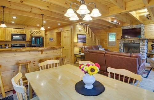 Greenwood Cabina | Dog-Friendly Greenwood Cabin < 1 Mi to Mt Abram!