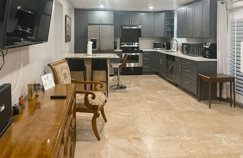 Poiciana Park II Casa | Dog-friendly guesthouse with fully equipped kitchen, grill & Wifi