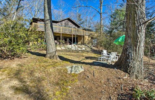 Hendersonville Casa | Dog-Friendly Hendersonville Cabin Deck and Views