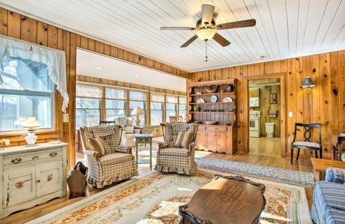 Hendersonville Casa | Dog-Friendly Hendersonville Cabin Deck and Views