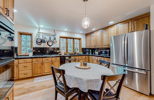 The Dalles Casa | Dog-friendly hilltop estate with fireplace & incredible Columbia River view
