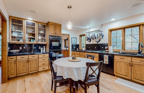 The Dalles Casa | Dog-friendly hilltop estate with fireplace & incredible Columbia River view