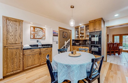 The Dalles Casa | Dog-friendly hilltop estate with fireplace & incredible Columbia River view