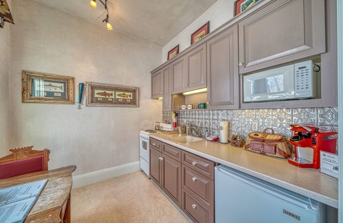 Salida Condominio | Dog Friendly- Historic Palace Hotel- Suite 201