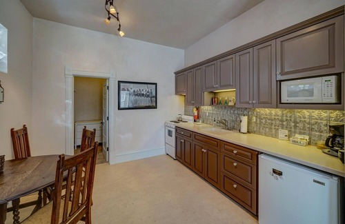 Salida Condominio | Dog Friendly- Historic Palace Hotel Condos- Suite 202