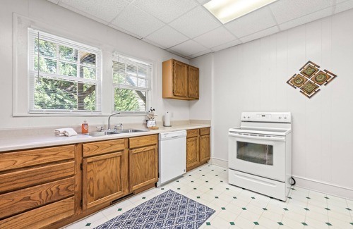 Lake Junaluska Cabina | Dog-friendly home with updated kitchen, central AC, washer/dryer & large porch