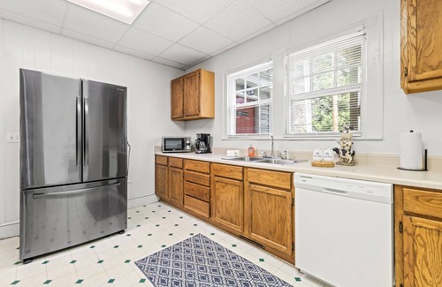 Lake Junaluska Cabina | Dog-friendly home with updated kitchen, central AC, washer/dryer & large porch
