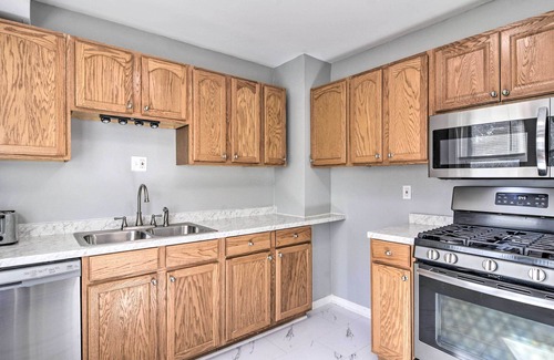 Cheektowaga Casa | Dog-Friendly Home ~ 14 Mi to Highmark Stadium