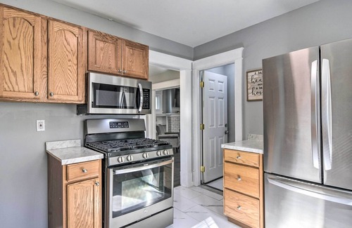 Cheektowaga Casa | Dog-Friendly Home ~ 14 Mi to Highmark Stadium