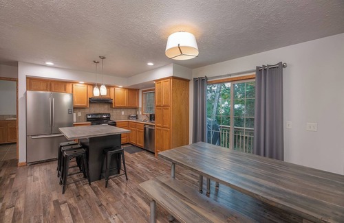 Townsend Cabina | Dog Friendly Home in Townsend - Outdoor Adventure-ready