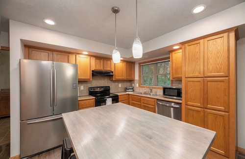 Townsend Cabina | Dog Friendly Home in Townsend - Outdoor Adventure-ready