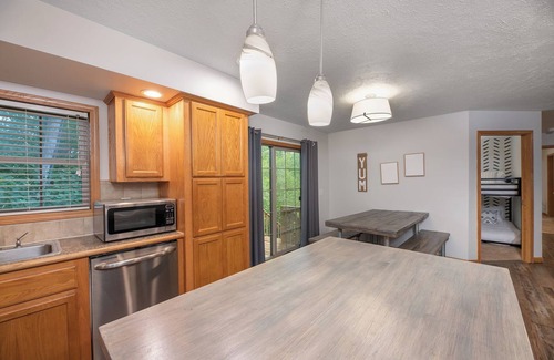 Townsend Cabina | Dog Friendly Home in Townsend - Outdoor Adventure-ready