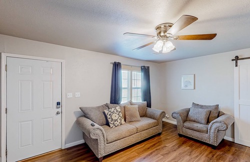 Del City Casa | Dog-friendly home near Tinker AFB with fenced yard & updated interior
