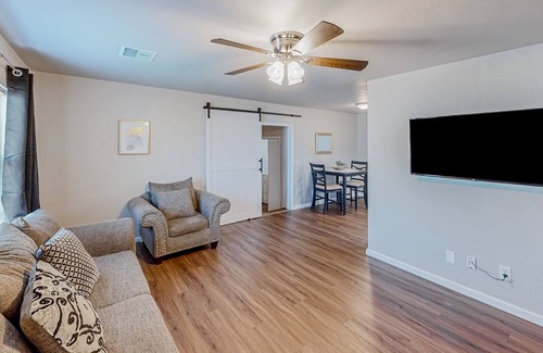 Del City Casa | Dog-friendly home near Tinker AFB with fenced yard & updated interior