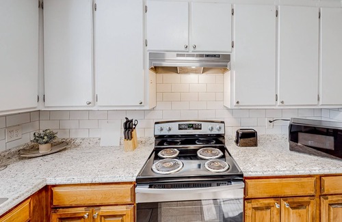 Del City Casa | Dog-friendly home near Tinker AFB with fenced yard & updated interior