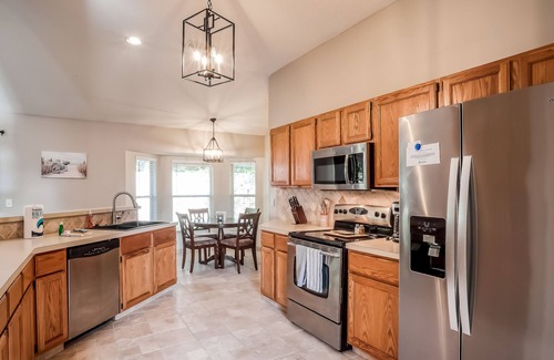 Golden Glades - The Woods Casa | Dog-friendly home with fast WiFi, central AC, community pool - snowbirds welcome