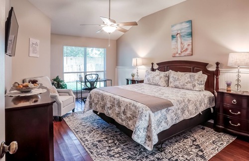 Golden Glades - The Woods Casa | Dog-friendly home with fast WiFi, central AC, community pool - snowbirds welcome