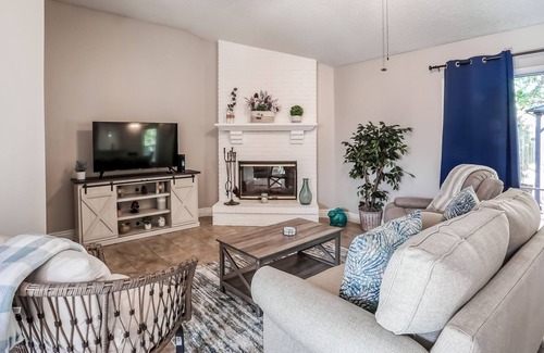 Golden Glades - The Woods Casa | Dog-friendly home with fast WiFi, central AC, community pool - snowbirds welcome