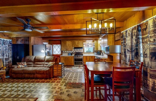 Klamath Lake Cabina | Dog-friendly Home with Hot Tub - Near Crater Lake