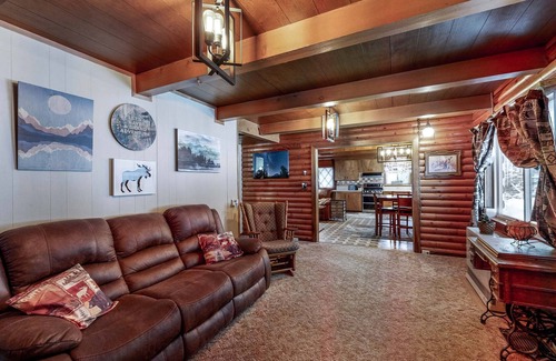 Klamath Lake Cabina | Dog-friendly Home with Hot Tub - Near Crater Lake