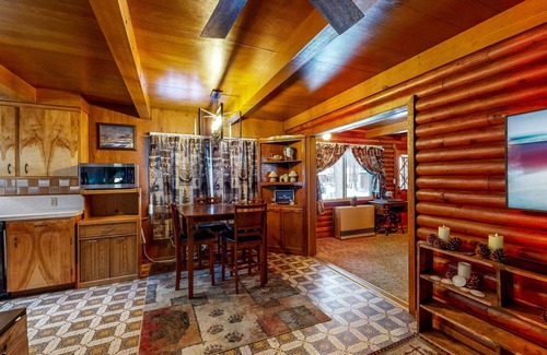 Klamath Lake Cabina | Dog-friendly Home with Hot Tub - Near Crater Lake