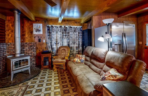 Klamath Lake Casa | Dog-friendly Home with Hot Tub - Near Crater Lake