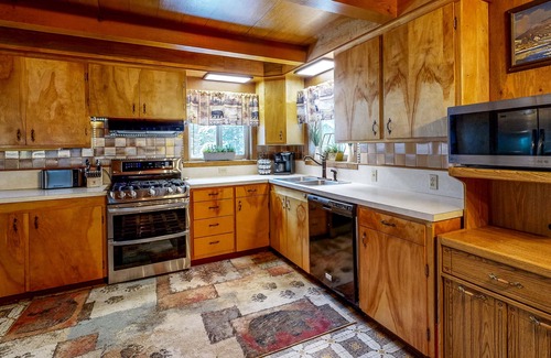 Klamath Lake Casa | Dog-friendly Home with Hot Tub - Near Crater Lake