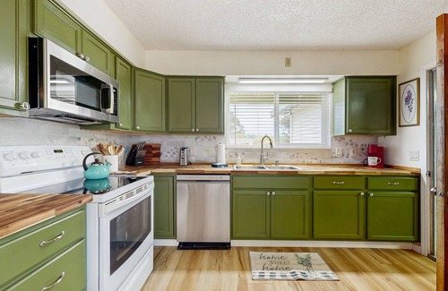 McKinleyville Casa | Dog friendly home w/gas grill, large backyard, horseshoe pit - close to beaches