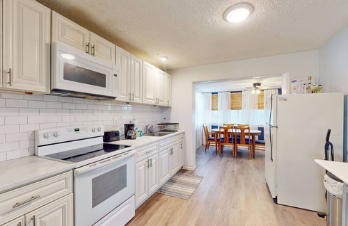 Seaside Homes Casa | Dog-friendly home with enclosed yard, patio, W/D, & central AC - walk to beach