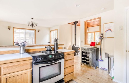 Zigzag Casa | Dog-friendly home near Mt Hood with free WiFi, hot tub, & back patio