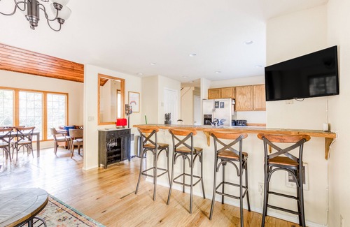 Zigzag Casa | Dog-friendly home near Mt Hood with free WiFi, hot tub, & back patio