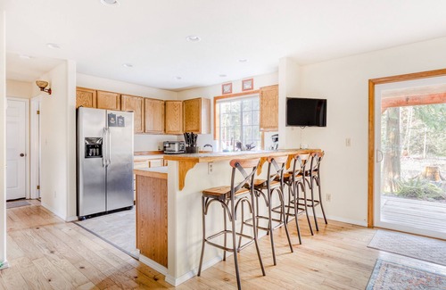 Zigzag Casa | Dog-friendly home near Mt Hood with free WiFi, hot tub, & back patio