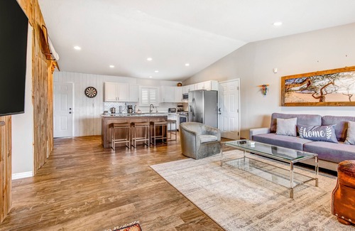 North Snyderville Basin Casa | Dog-Friendly Home w/Private Hot Tub, Enclosed Yard, Gas Grill, and Central A/C