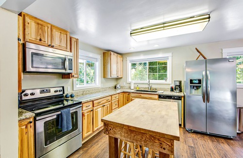Forestville Casa | Dog-Friendly Home w/ 2 Decks, WiFi & W/D - Near Vineyards & Russian River