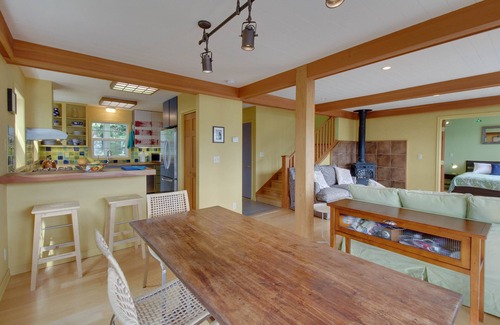 Eastsound Casa | Pistas de entrada / salida desde esta casa que admite perros, con una terraza, fogón y vistas de sonido