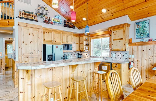 Manzanita Casa | Dog-friendly home with private hot tub, pool table, grill, air hockey, fireplace