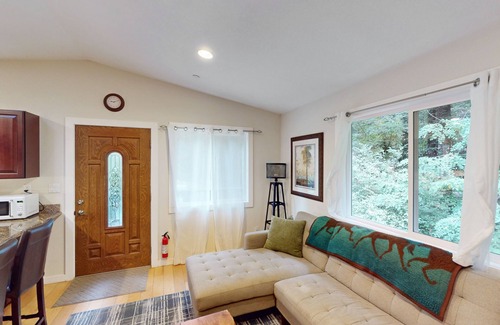 Villa Grande Casa | Dog-friendly home with a deck, hot tub, washer/dryer - golf nearby