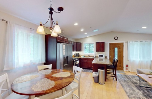 Villa Grande Casa | Dog-friendly home with a deck, hot tub, washer/dryer - golf nearby