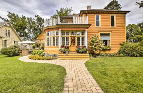 Sturgeon Bay Casa | Dog-Friendly Home with Balcony and Yard in Surgeon Bay